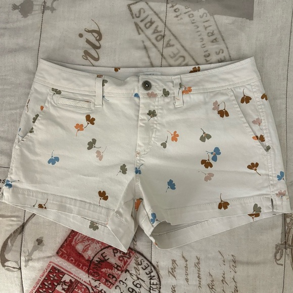 UEC MARKET & SPRUCE CHINO FLORAL SHORTS SIZE 4! - Picture 2 of 7